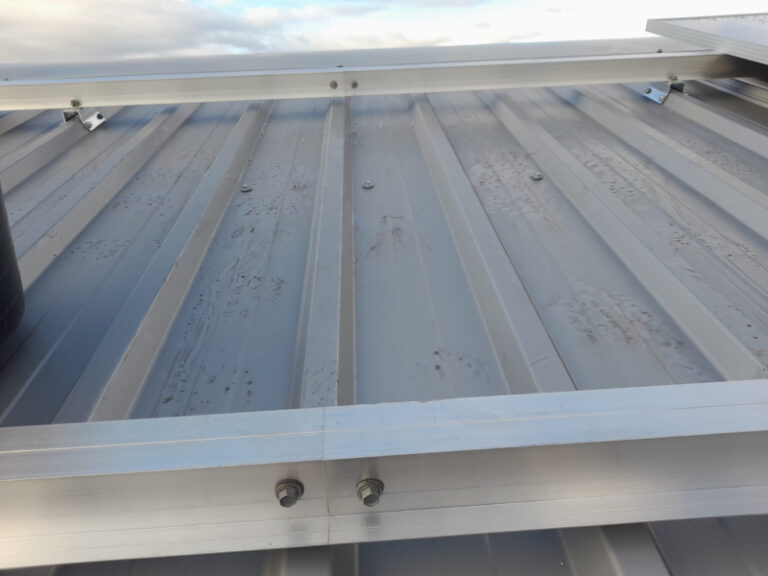 DETALLES INSTALACIÓN FOTOVOLTAICA SOBRE CHAPA